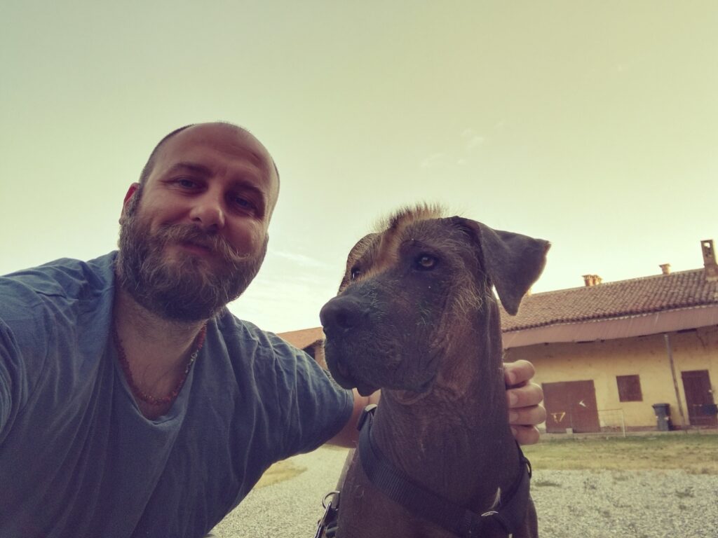 Foto di Roberto insieme al suo cane nudo Zarko